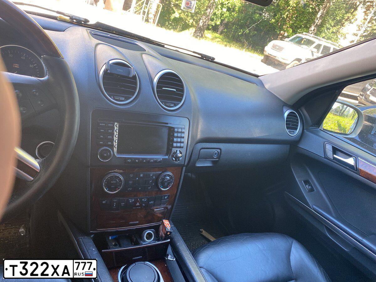 Фото автомобиля MERCEDES M-KLASSE, 2005 — госномер М939МК199. Цвет: СВЕТЛО-СЕРЫЙ