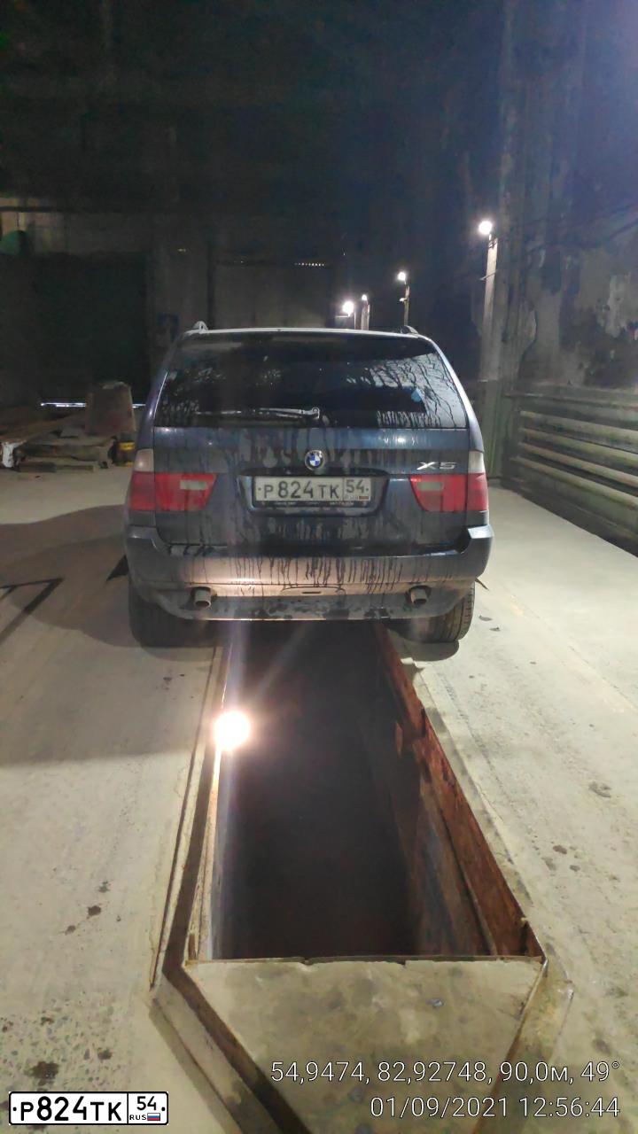 Фото автомобиля BMW X5, 2004 — госномер Р824ТК54. Цвет: СИНИЙ