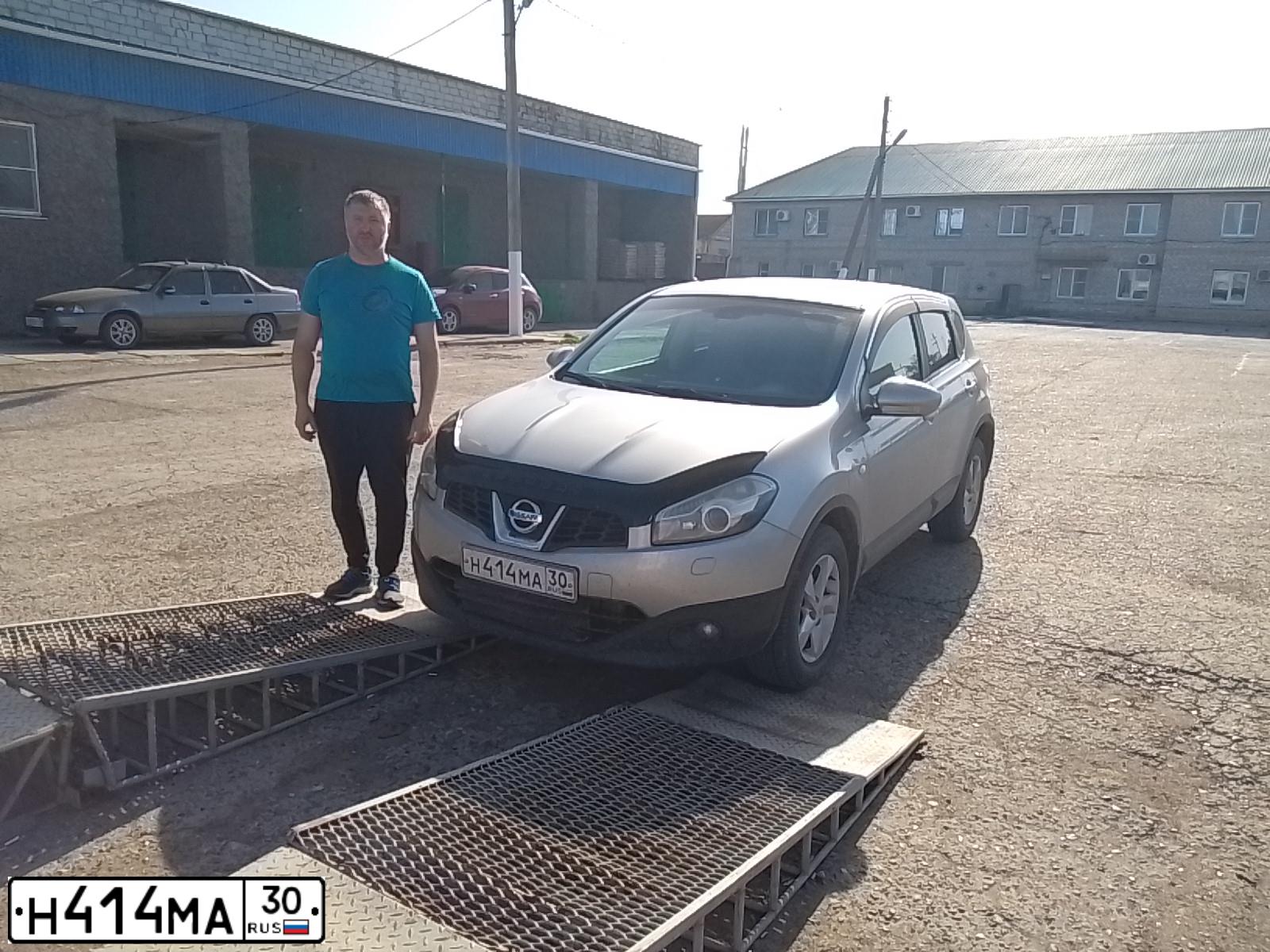 Фото автомобиля NISSAN QASHQAI, 2013 — госномер Н414МА30. Цвет: СЕРЕБРИСТЫЙ