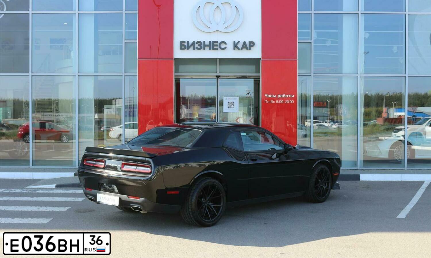 Фото автомобиля DODGE CHALLENGER, 2019 — госномер Е217НМ136. Цвет: ЧЕРНЫЙ