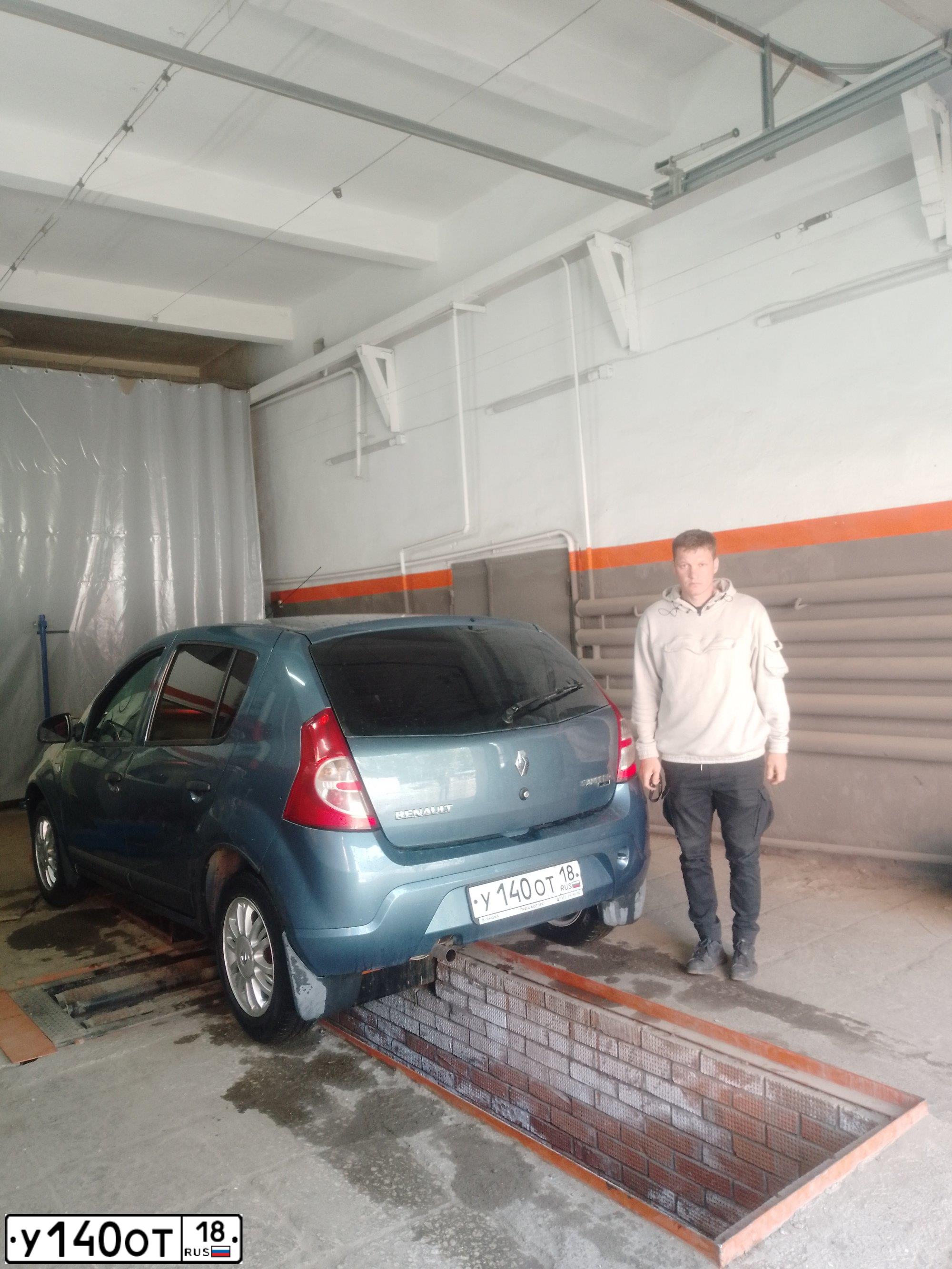 Фото автомобиля RENAULT SANDERO, 2011 — госномер А162ТТ18