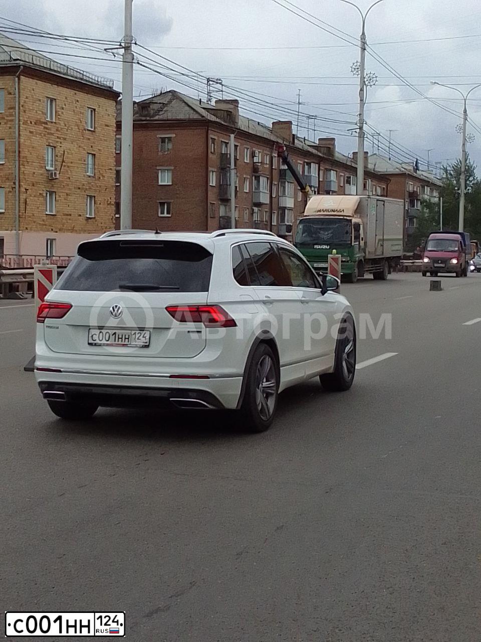 Фото автомобиля VOLKSWAGEN TIGUAN, 2020 — госномер С001НН124. Цвет: Белый