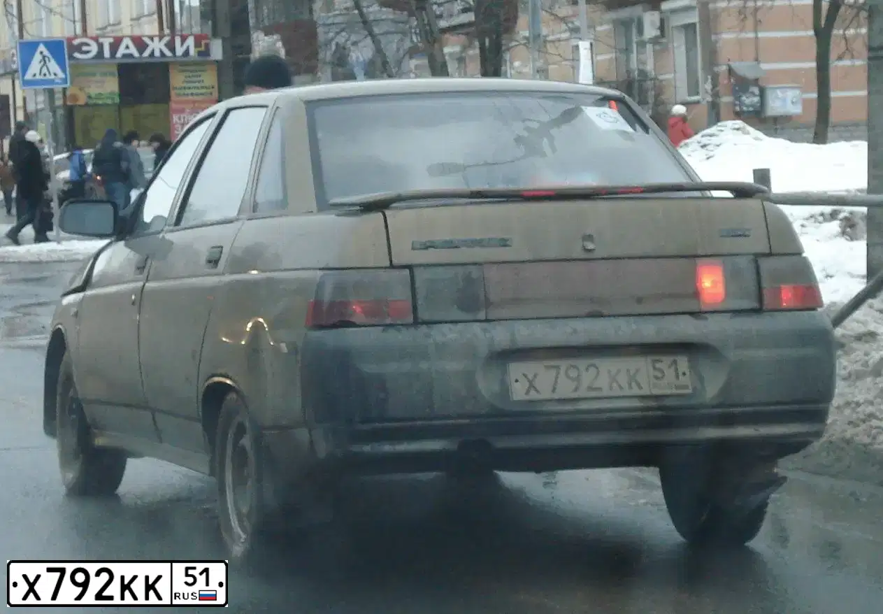 Фото автомобиля LADA 2110, 1999 — госномер О717КС60. Цвет: КОРИЧНЕВО-ЗЕЛЕНЫЙ