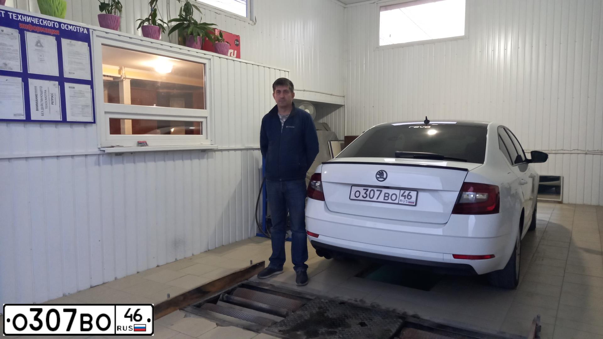 Фото автомобиля SKODA OCTAVIA, 2019 — госномер О307ВО46. Цвет: Белый черный 