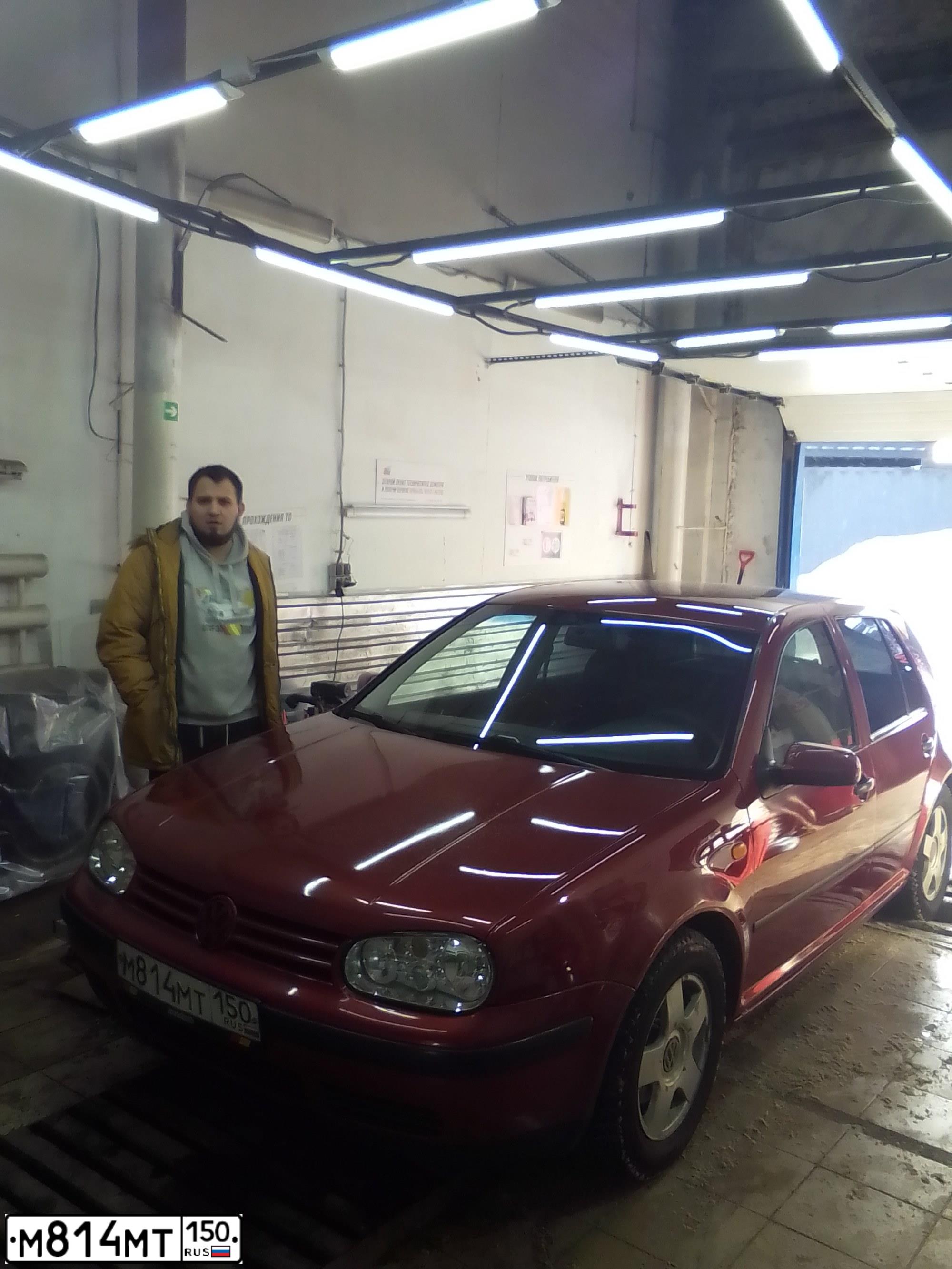 Фото автомобиля VOLKSWAGEN GOLF, 1998 — госномер М814МТ150. Цвет: КРАСНЫЙ