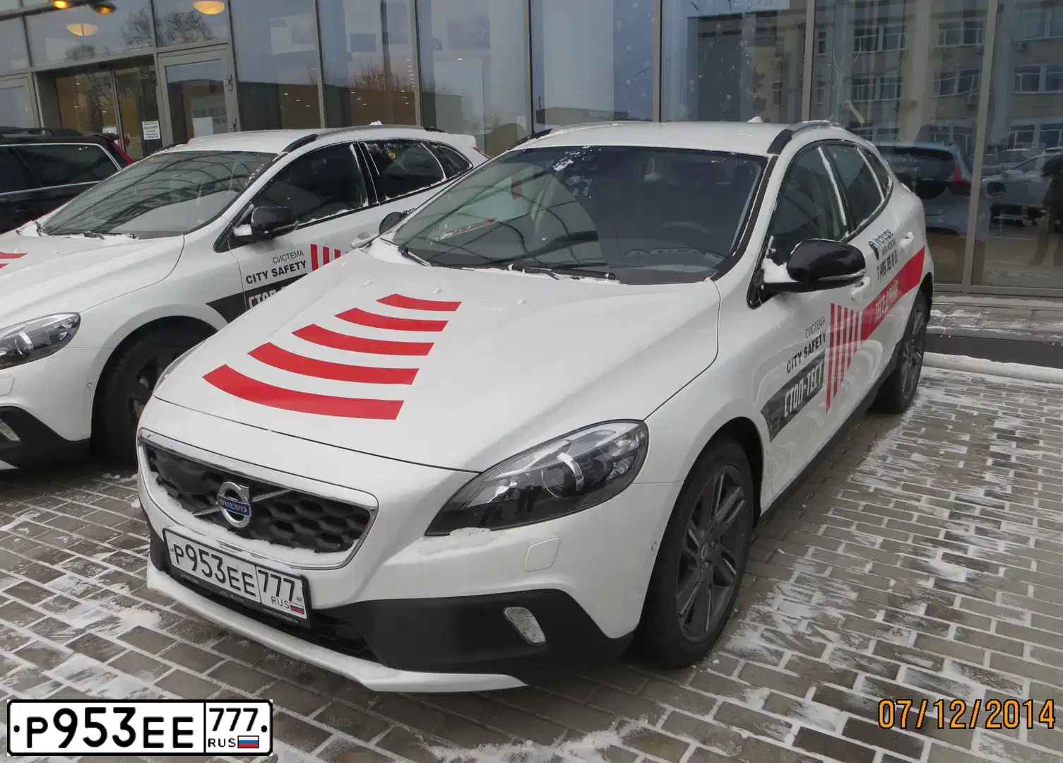 Фото автомобиля VOLVO V40, 2014 — госномер Р953ЕЕ777. Цвет: БЕЛЫЙ