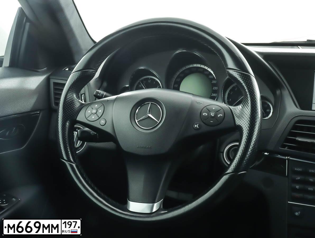Фото автомобиля MERCEDES E-KLASSE, 2011 — госномер К808ТК378. Цвет: Белый