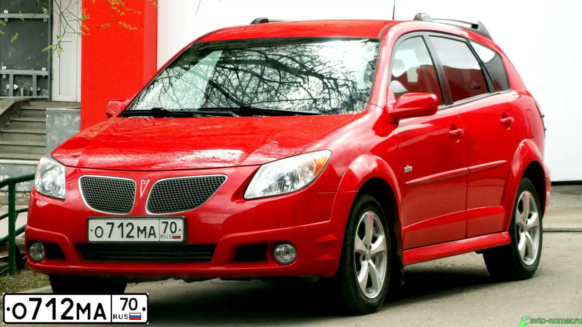 Фото автомобиля PONTIAC VIBE, 2006 — госномер О712МА70. Цвет: Красный