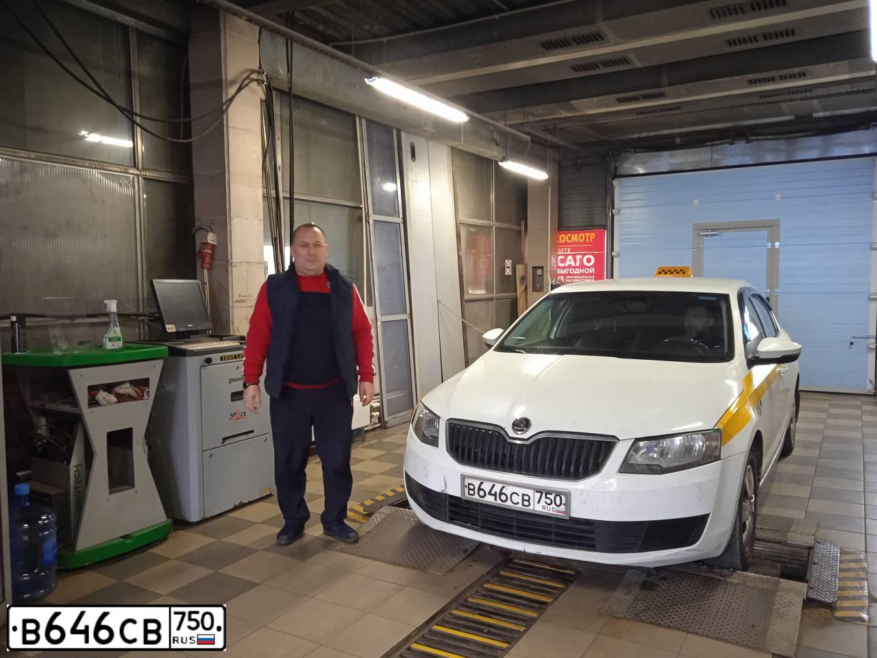 Фото автомобиля SKODA OCTAVIA, 2016 — госномер В646СВ750. Цвет: БЕЛЫЙ-ЖЕЛТЫЙ-СЕРЫЙ