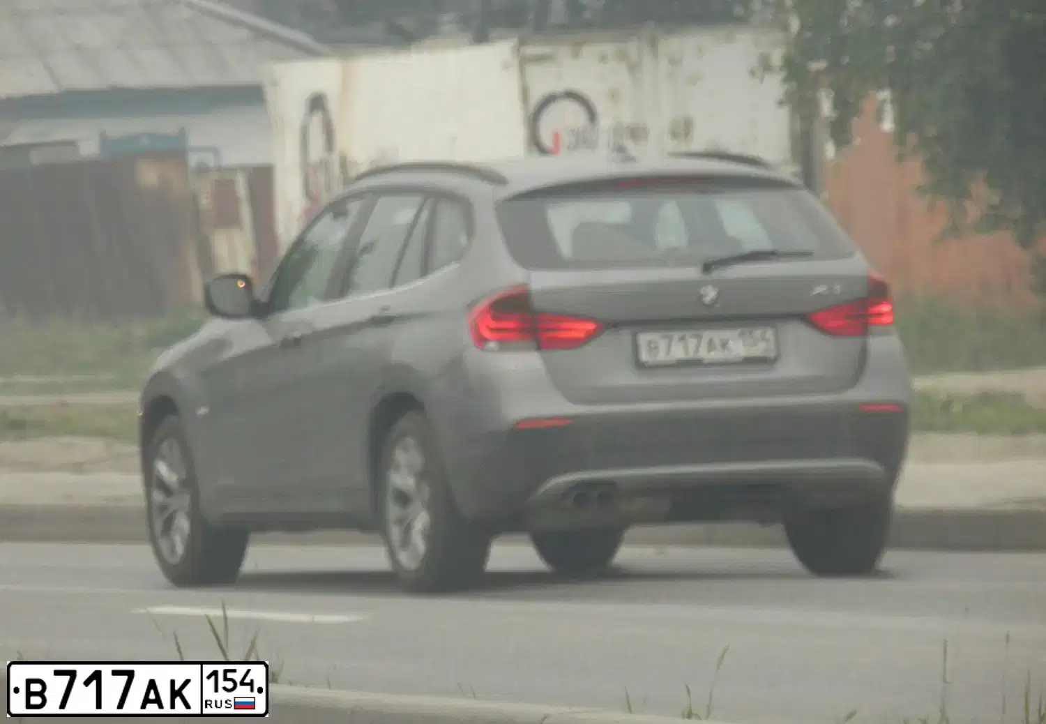 Фото автомобиля BMW X1, 2011 — госномер В717АК154. Цвет: СЕРЫЙ
