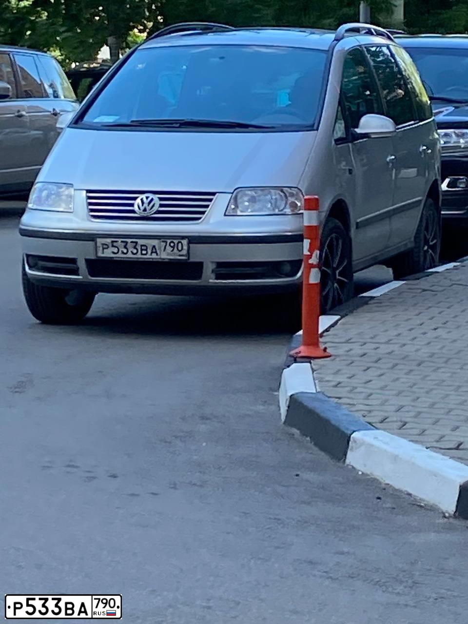Фото автомобиля VOLKSWAGEN SHARAN, 2006 — госномер Р533ВА790. Цвет: Серебристый