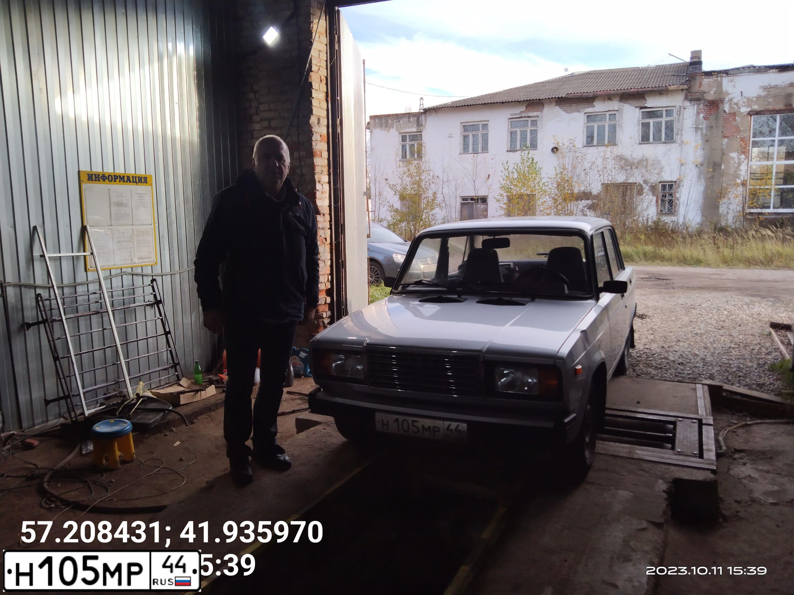 Фото автомобиля LADA 2107, 2010 — госномер Н105МР44. Цвет: СВЕТЛО-СЕРЕБРИСТЫЙ МЕТАЛЛ