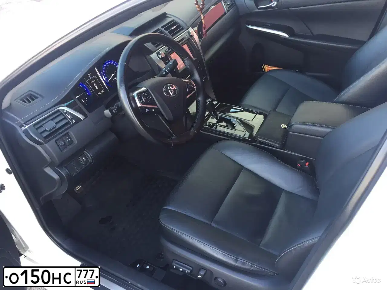Фото автомобиля TOYOTA CAMRY, 2015 — госномер У887АВ44. Цвет: БЕЛЫЙ