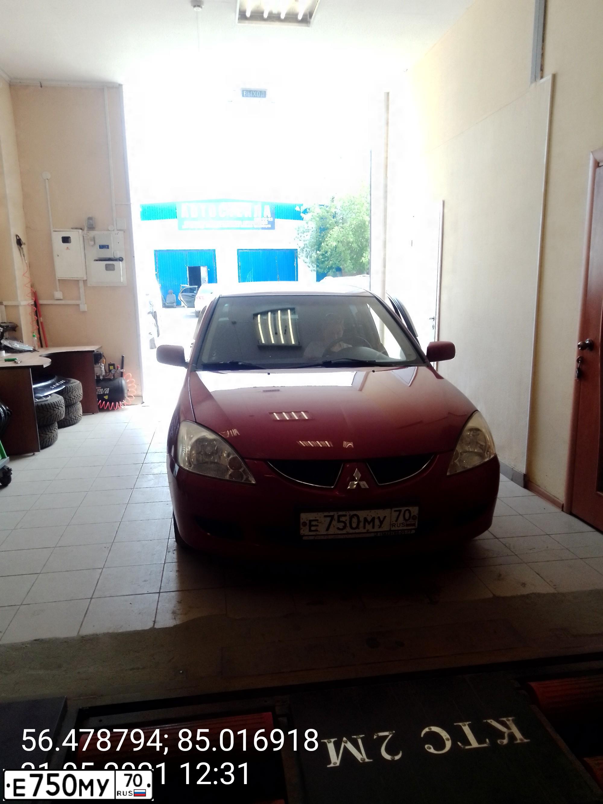 Фото автомобиля MITSUBISHI LANCER, 2004 — госномер Н808ХР190. Цвет: СЕРЫЙ