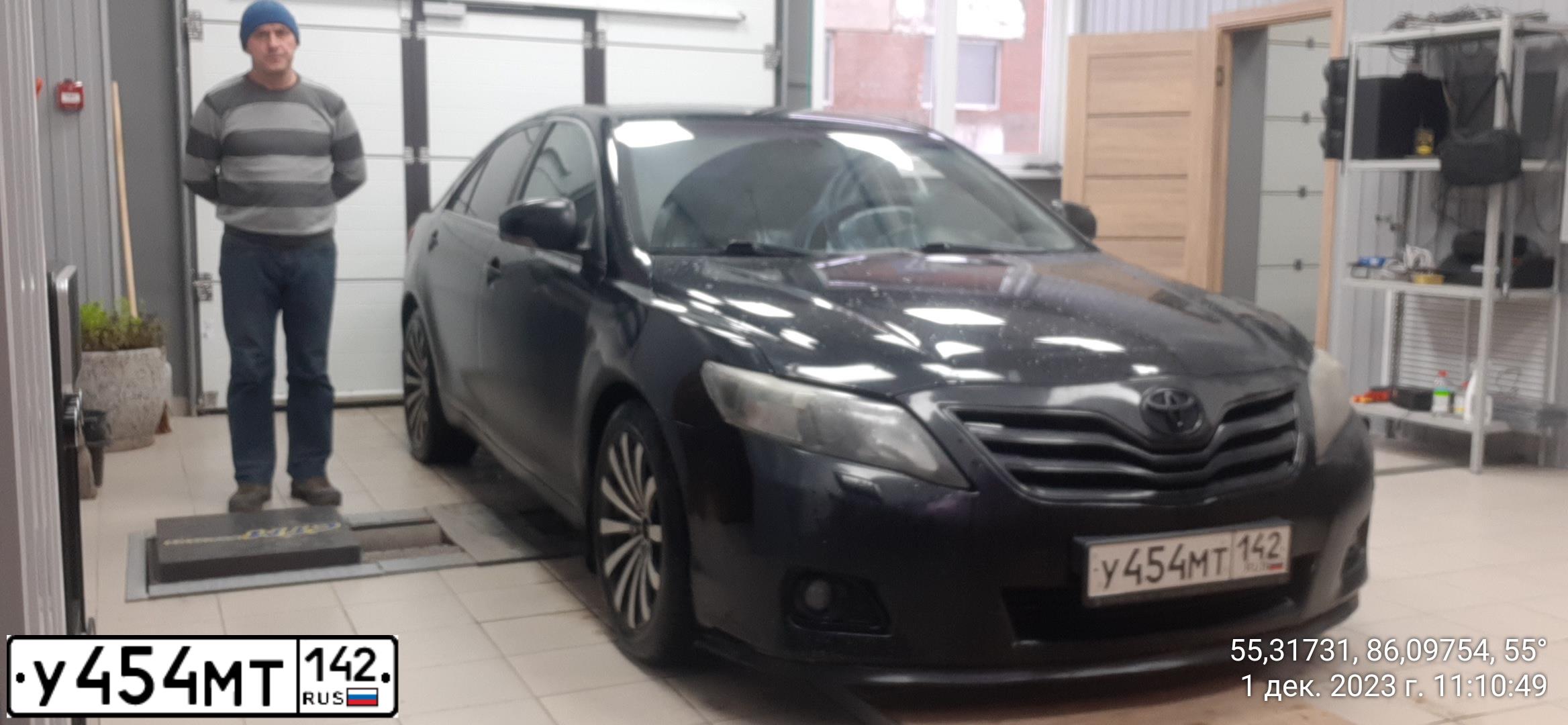 Фото автомобиля TOYOTA CAMRY, 2010 — госномер Е447УС154. Цвет: ЧЕРНЫЙ