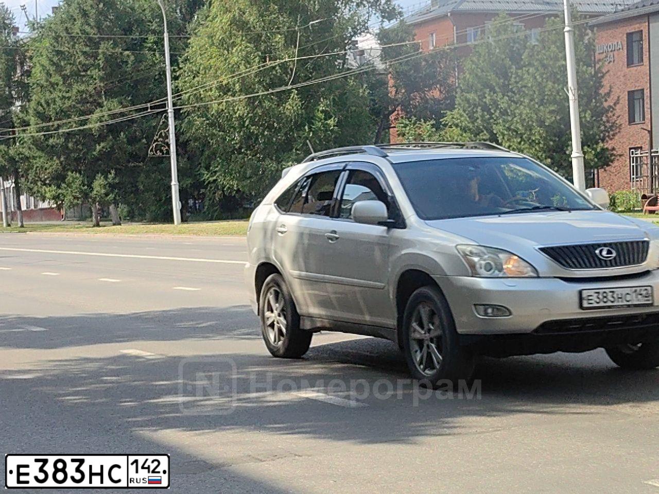 Фото автомобиля LEXUS RX, 2005 — госномер Е383НС142. Цвет: БЕЛЫЙ (СЕРЕБРИСТЫЙ)