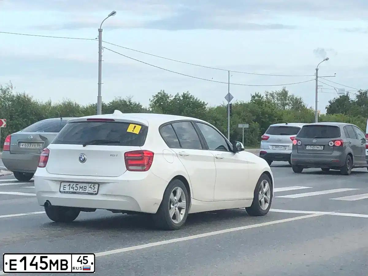 Фото автомобиля BMW W SERIE 1, 2013 — госномер Е145МВ45. Цвет: БЕЛЫЙ