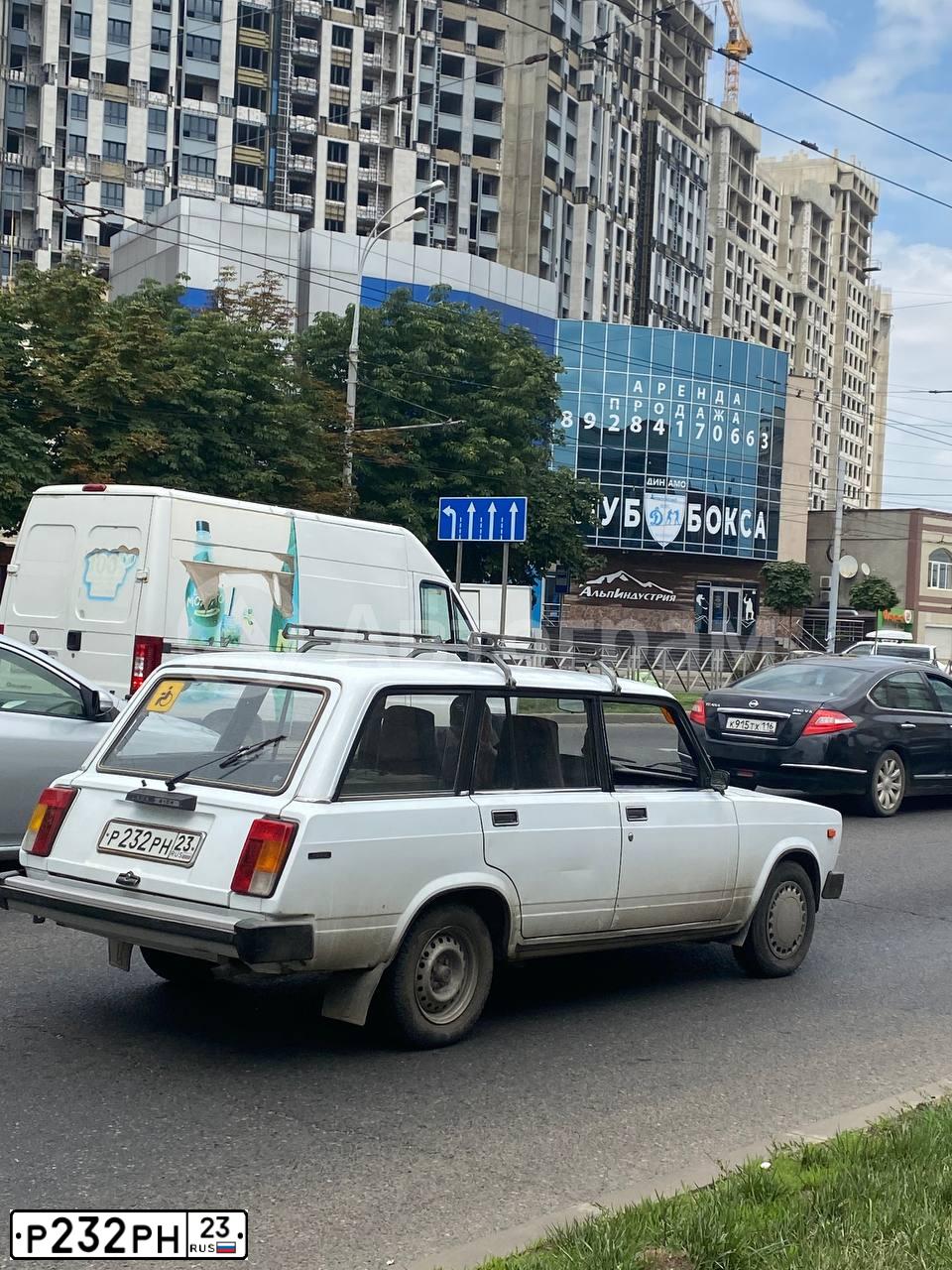Фото автомобиля LADA 2104, 1998 — госномер Р232РН23. Цвет: Белый