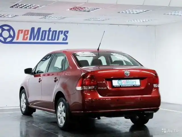 Фото автомобиля VOLKSWAGEN POLO, 2012 — госномер Х115УМ777. Цвет: КРАСНЫЙ