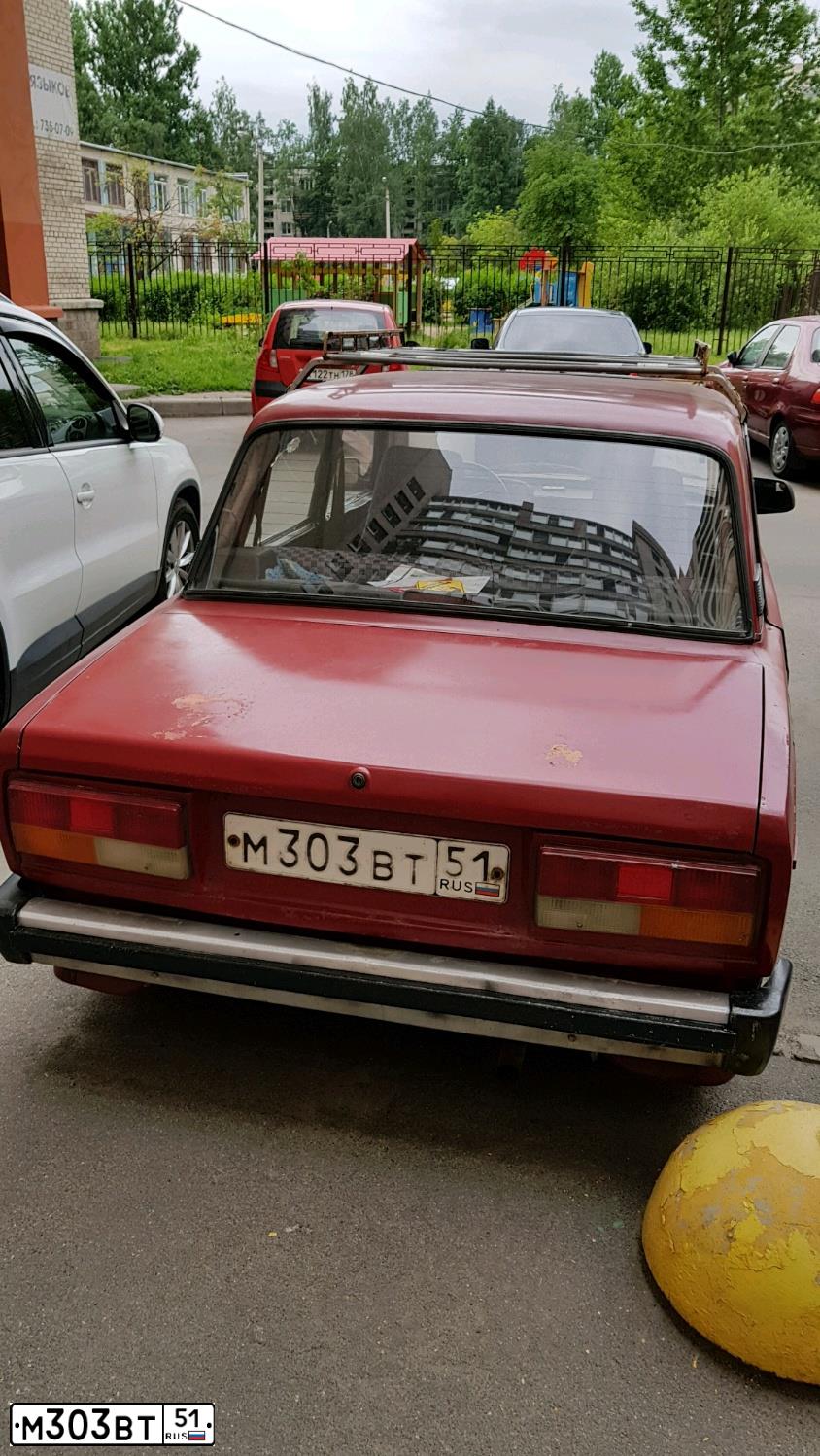 Фото автомобиля LADA 2105, 1982 — госномер М030ВТ51. Цвет: ВИШНЕВЫЙ