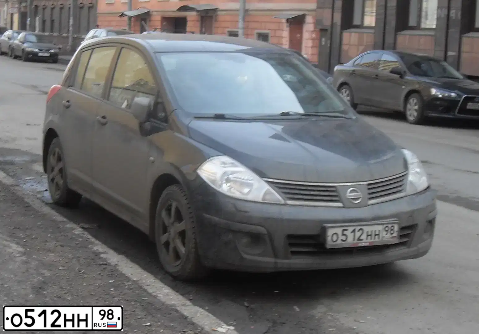 Фото автомобиля NISSAN TIIDA, 2007 — госномер Р198ОЕ98. Цвет: ЧЕРНЫЙ