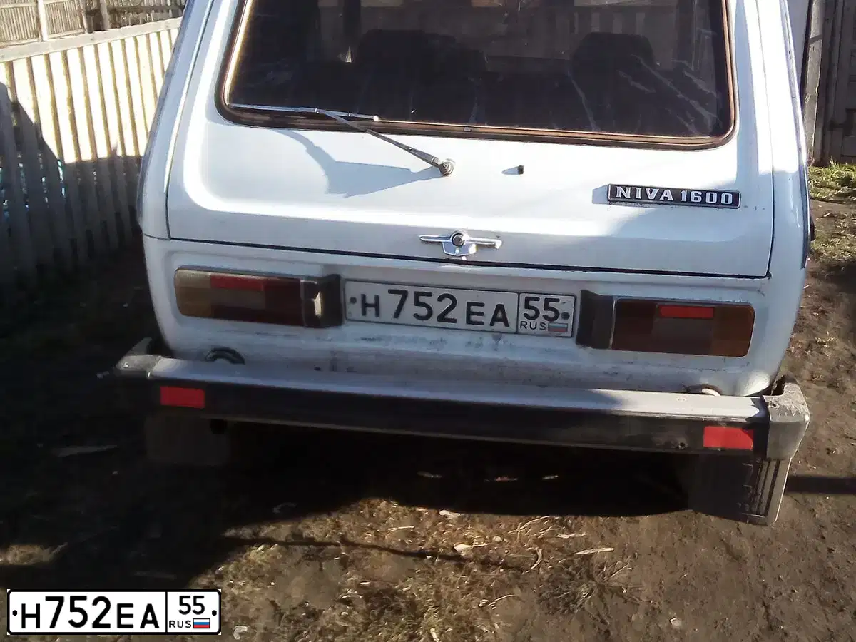 Фото автомобиля LADA 2121 NIVA, 1993 — госномер Н752ЕА55. Цвет: Белый