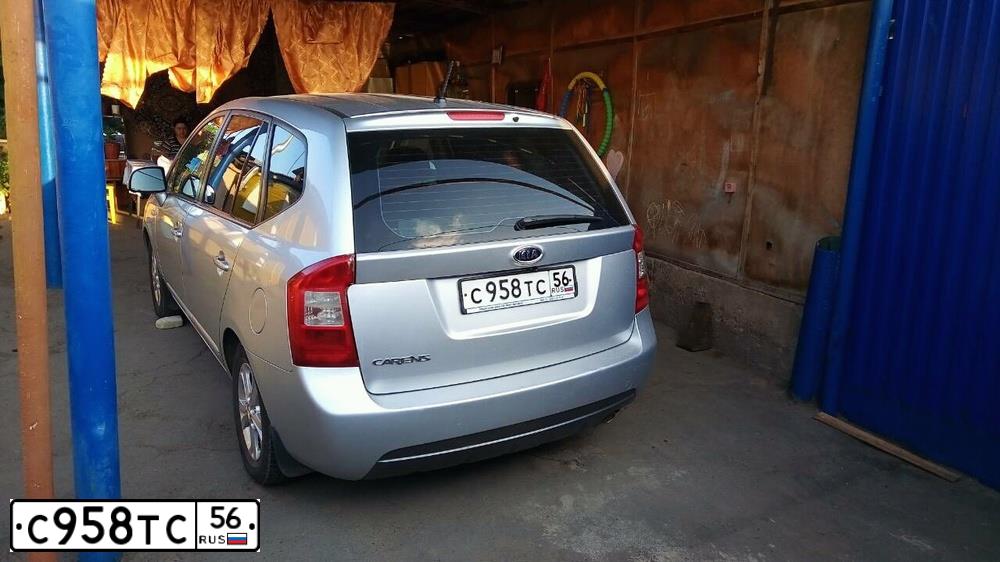 Фото автомобиля KIA CARENS, 2011 — госномер С958ТС56. Цвет: Серебристый