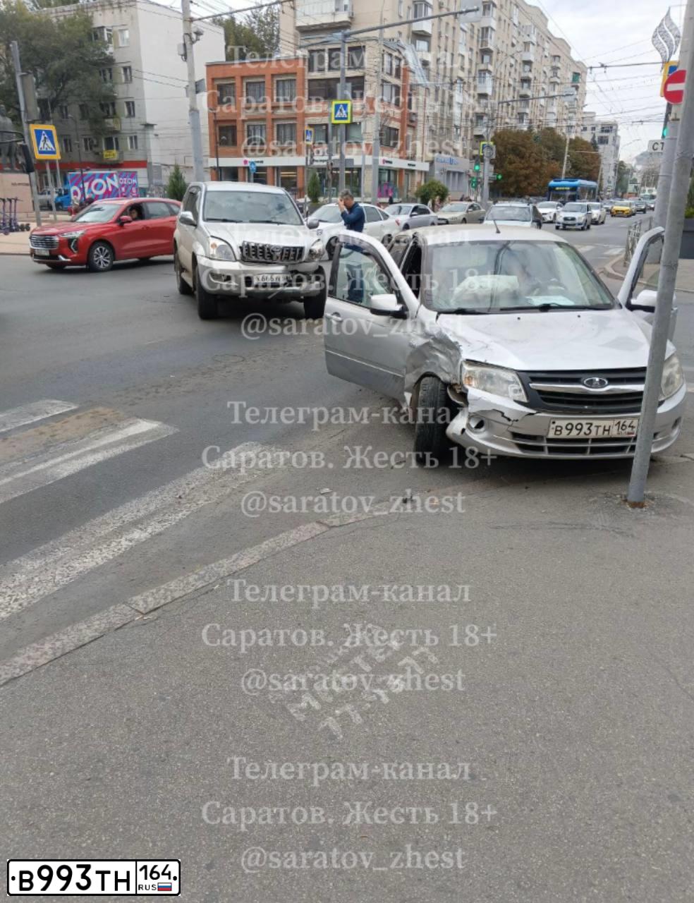 Фото автомобиля LADA 2190 GRANTA, 2013 — госномер В993ТН164. Цвет: СЕРЕБРИСТЫЙ
