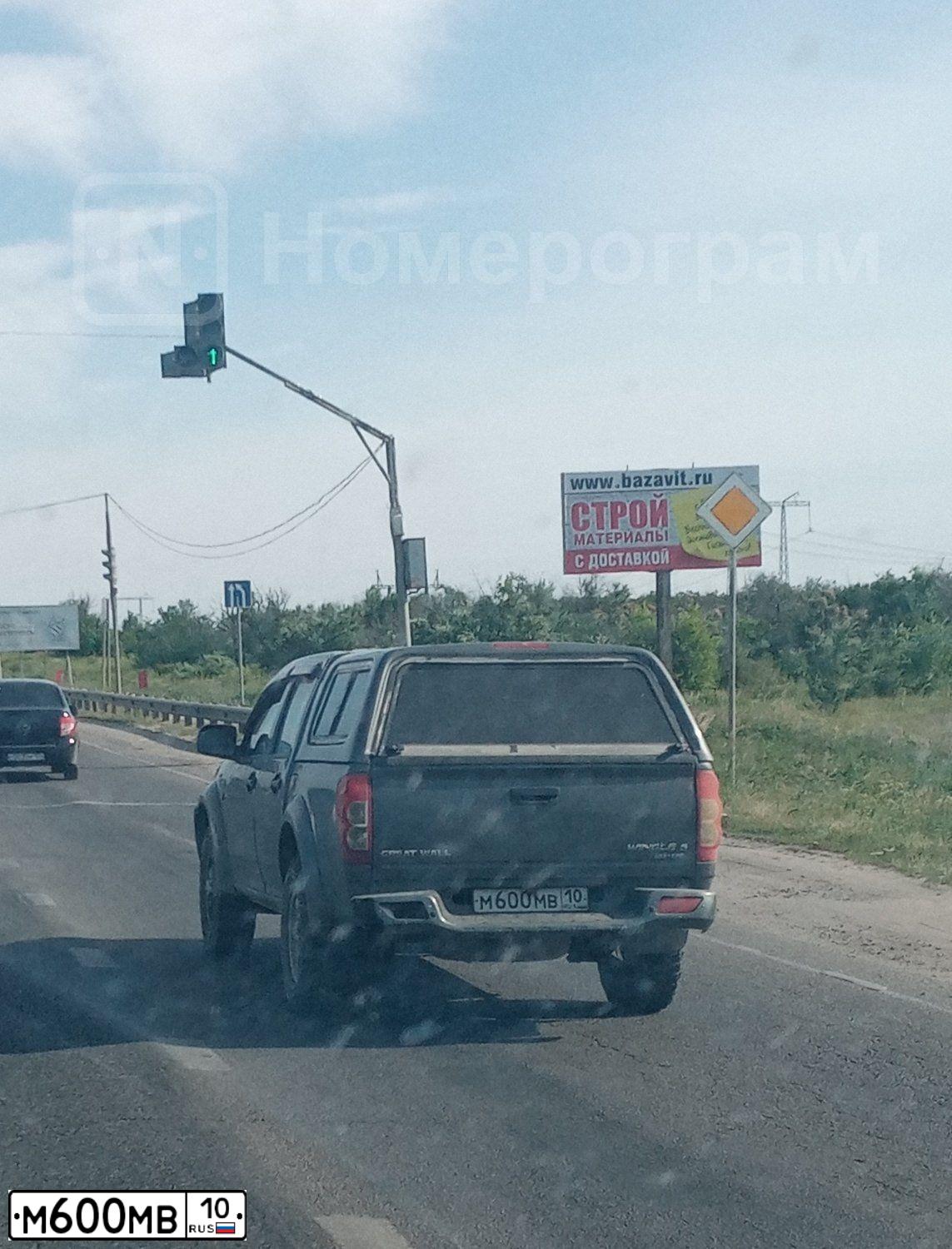 Фото автомобиля GREAT WALL WINGLE, 2014 — госномер М600МВ10. Цвет: ТЕМНО-СЕРЫЙ