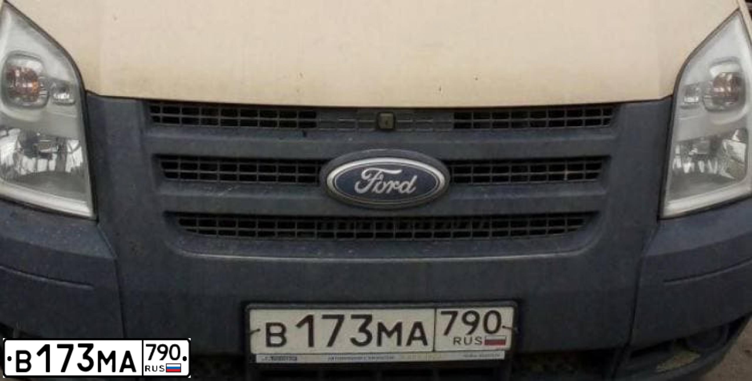 Фото автомобиля FORD TRANSIT, 2010 — госномер В173МА790. Цвет: бежевый с зеленой полосой