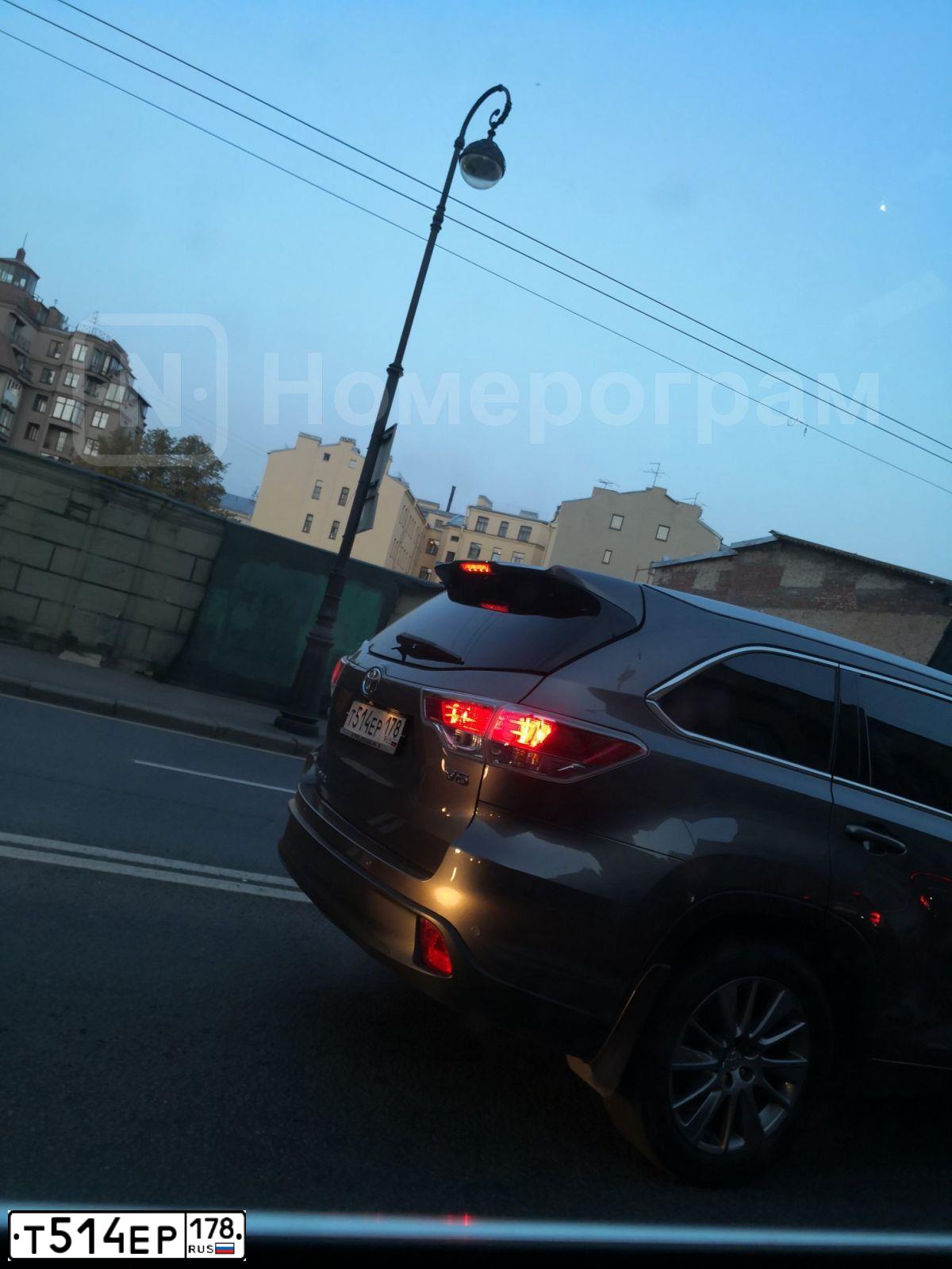 Фото автомобиля TOYOTA HIGHLANDER, 2014 — госномер Т514ЕР178. Цвет: СЕРЫЙ