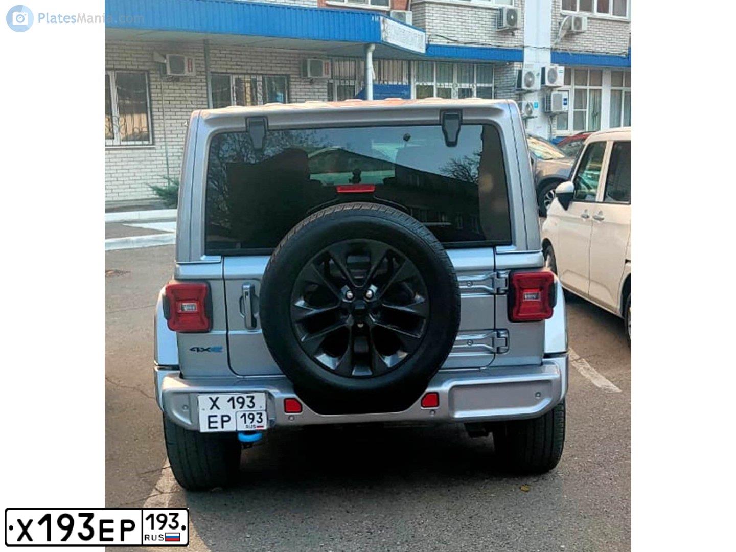 Фото автомобиля JEEP WRANGLER, 2021 — госномер Х193ЕР193. Цвет: СЕРЫЙ