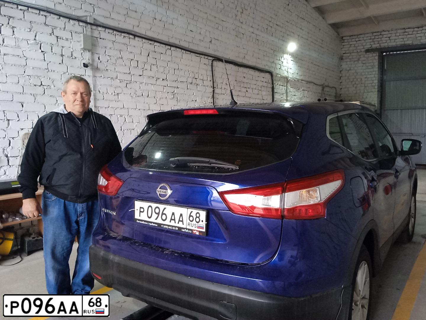 Фото автомобиля NISSAN QASHQAI, 2014 — госномер Р537НС48. Цвет: Темно-синий