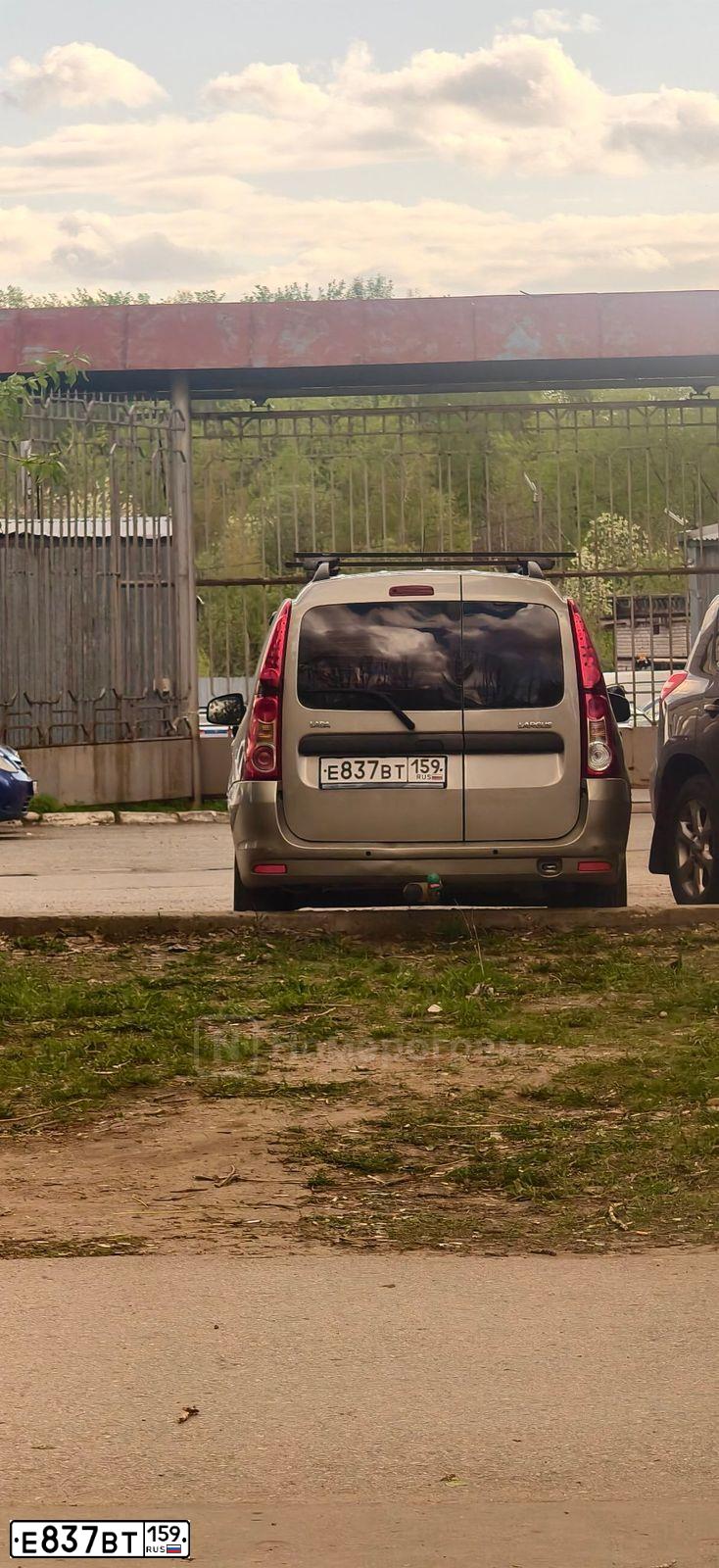 Фото автомобиля LADA LARGUS, 2013 — госномер Е837ВТ159. Цвет: СЕРО-БЕЖЕВЫЙ
