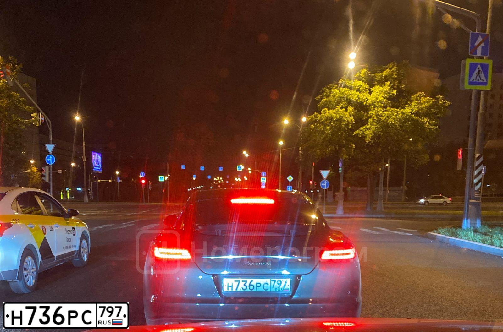 Фото автомобиля PORSCHE PANAMERA, 2012 — госномер Н736РС797. Цвет: СЕРЫЙ