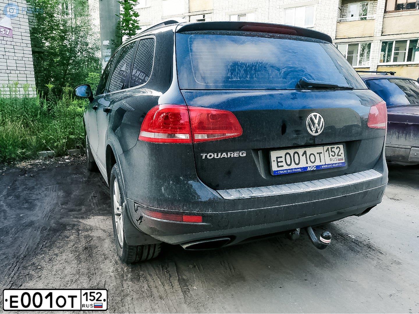 Фото автомобиля VOLKSWAGEN TOUAREG, 2012 — госномер Х831АЕ152. Цвет: ЧЕРНЫЙ