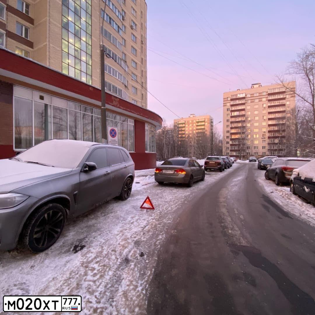 Фото автомобиля HYUNDAI SOLARIS, 2016 — госномер М020ХТ777. Цвет: ЧЕРНЫЙ