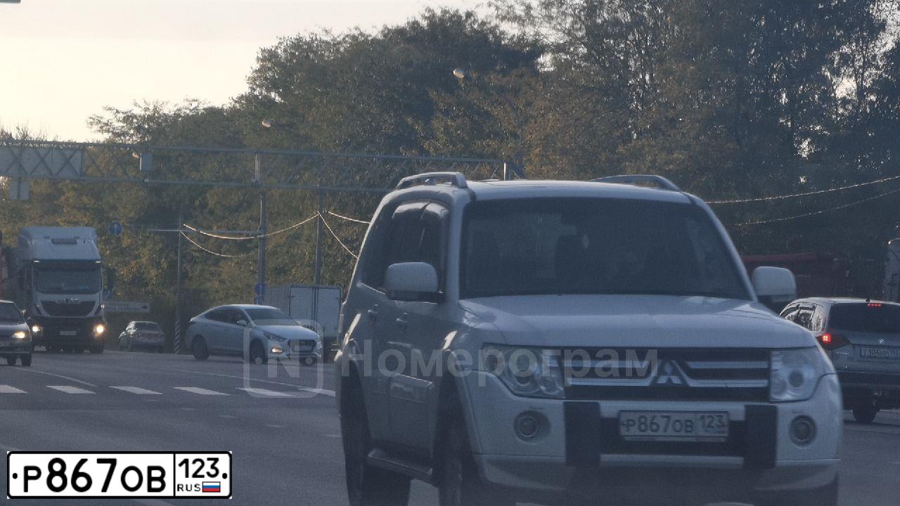 Фото автомобиля MITSUBISHI PAJERO, 2011 — госномер Р867ОВ123. Цвет: БЕЛЫЙ