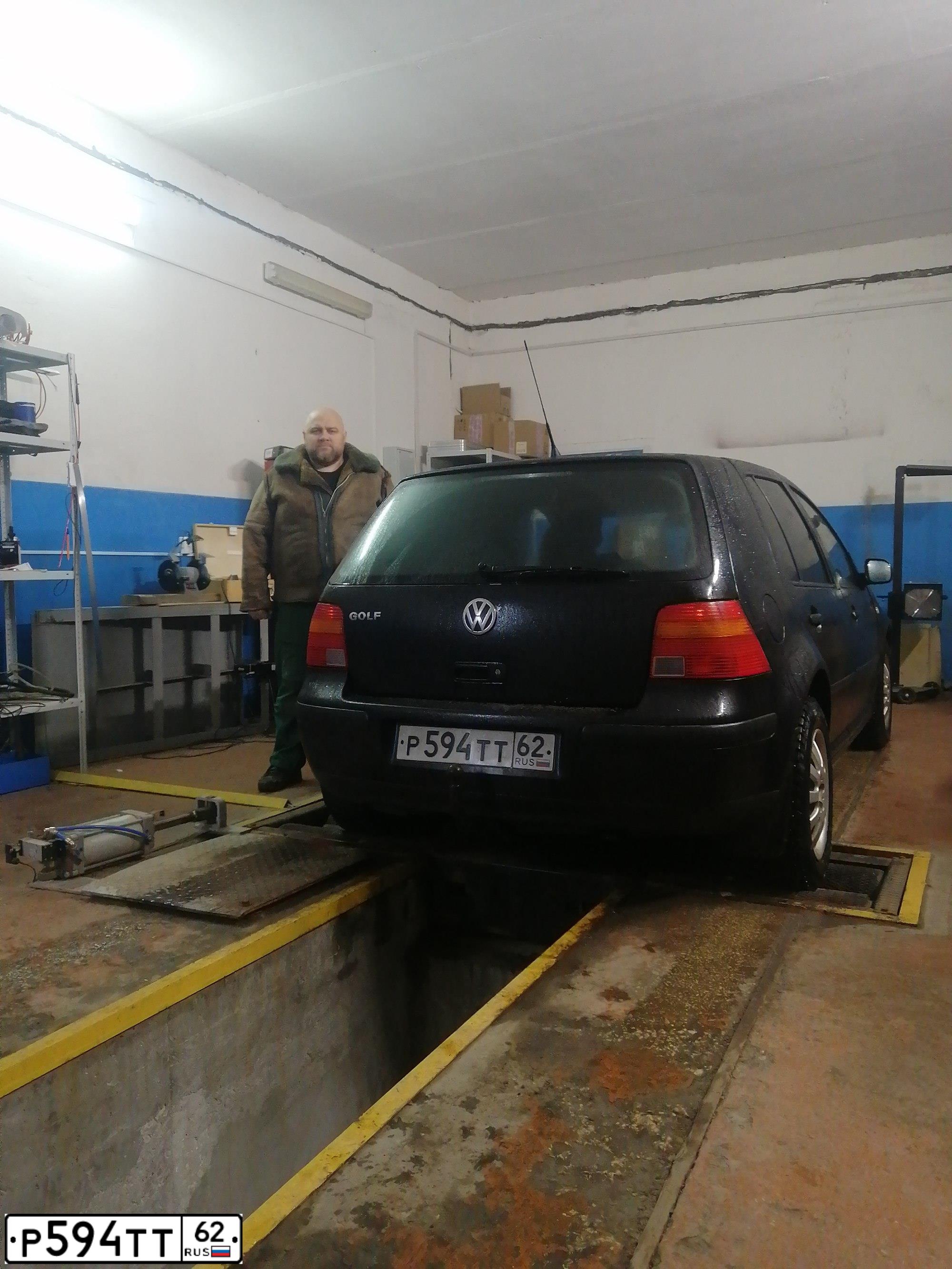 Фото автомобиля VOLKSWAGEN GOLF, 1998 — госномер У097НО199. Цвет: ЧЕРНЫЙ
