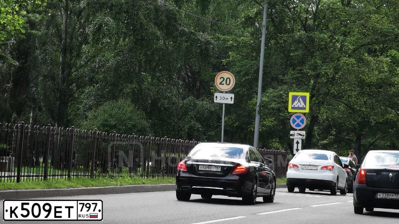 Фото автомобиля MERCEDES E-KLASSE, 2019 — госномер Е051КР550. Цвет: ЧЕРНЫЙ