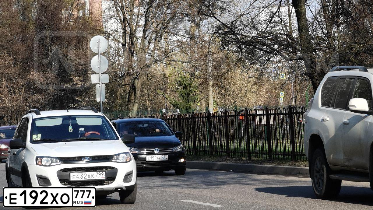 Фото автомобиля VOLKSWAGEN POLO, 2017 — госномер Е192ХО777. Цвет: ЧЕРНЫЙ