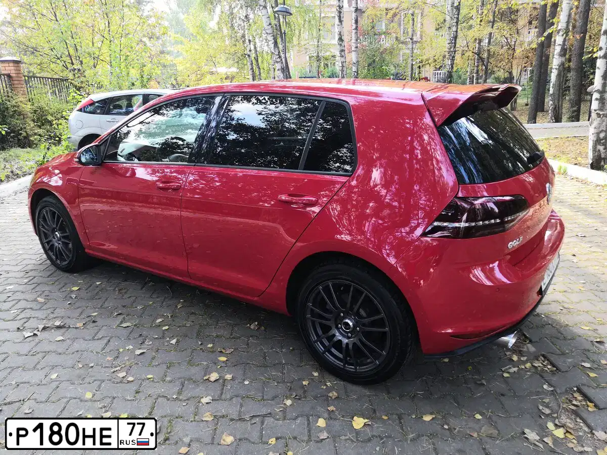 Фото автомобиля VOLKSWAGEN GOLF, 2013 — госномер Р180НЕ77. Цвет: ЧЕРНЫЙ