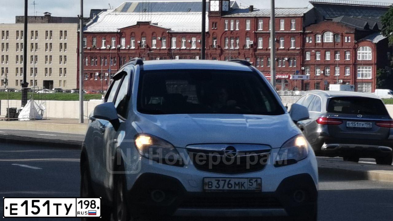 Фото автомобиля MERCEDES E-KLASSE, 2019 — госномер Е151ТУ198. Цвет: СЕРЫЙ