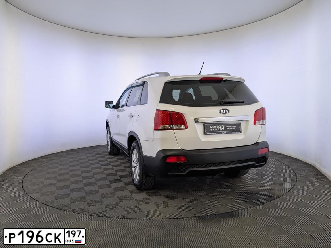 Фото автомобиля KIA SORENTO, 2011 — госномер В443КР977. Цвет: БЕЛЫЙ