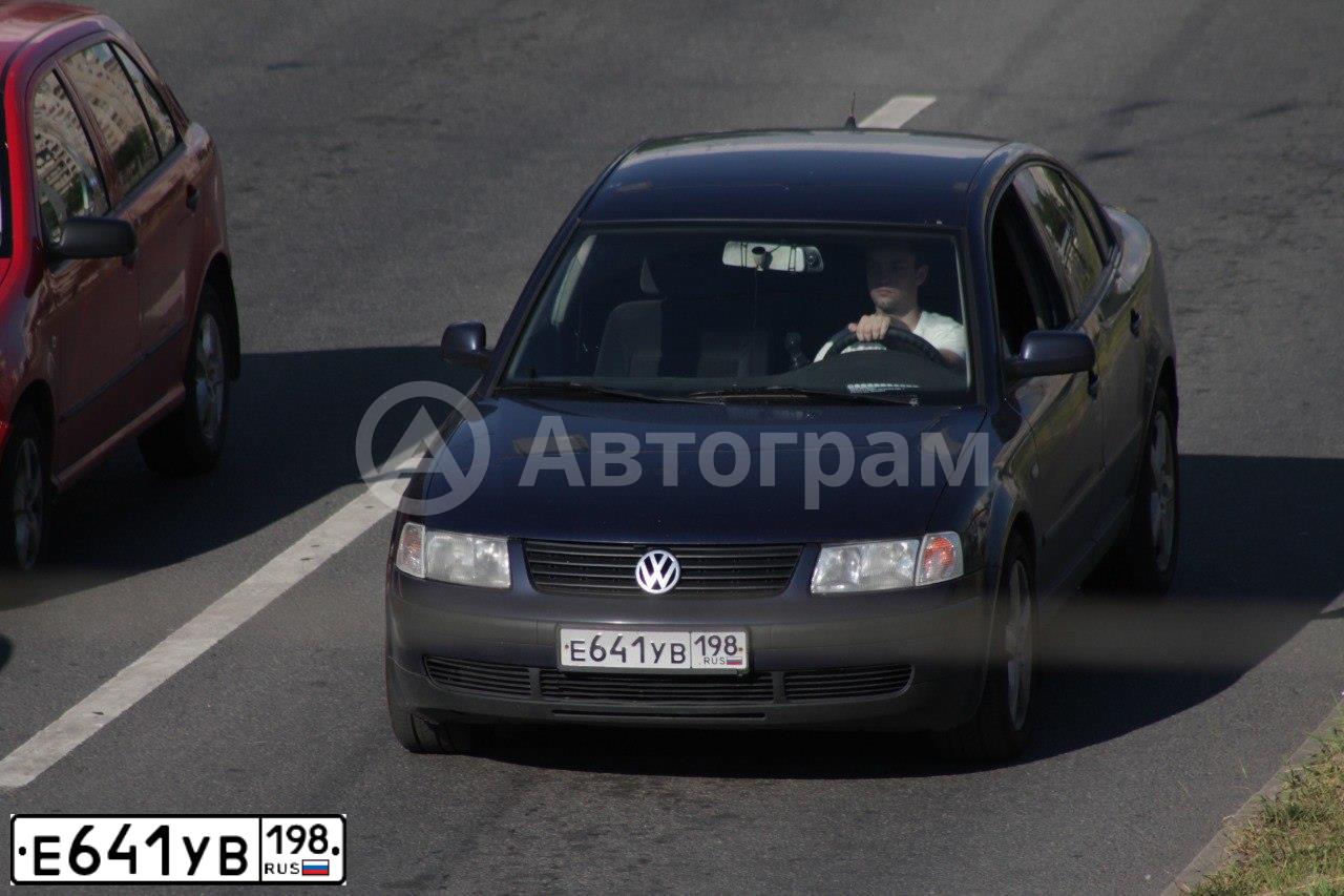 Фото автомобиля VOLKSWAGEN PASSAT, 2000 — госномер Е641УВ198. Цвет: синий