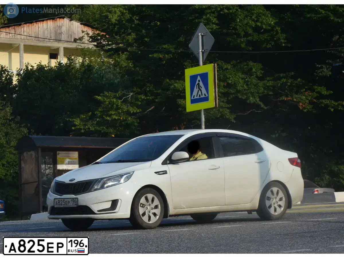 Фото автомобиля KIA RIO, 2013 — госномер А825ЕР196. Цвет: БЕЛЫЙ