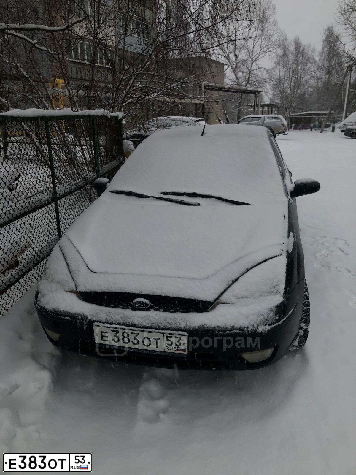 Фото автомобиля FORD FOCUS, 2004 — госномер Е383ОТ53. Цвет: ТЕМНО-СИНИЙ