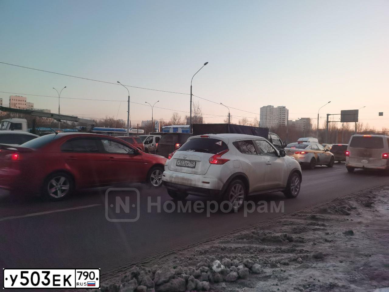 Фото автомобиля NISSAN JUKE, 2012 — госномер Х969КА77. Цвет: Белый