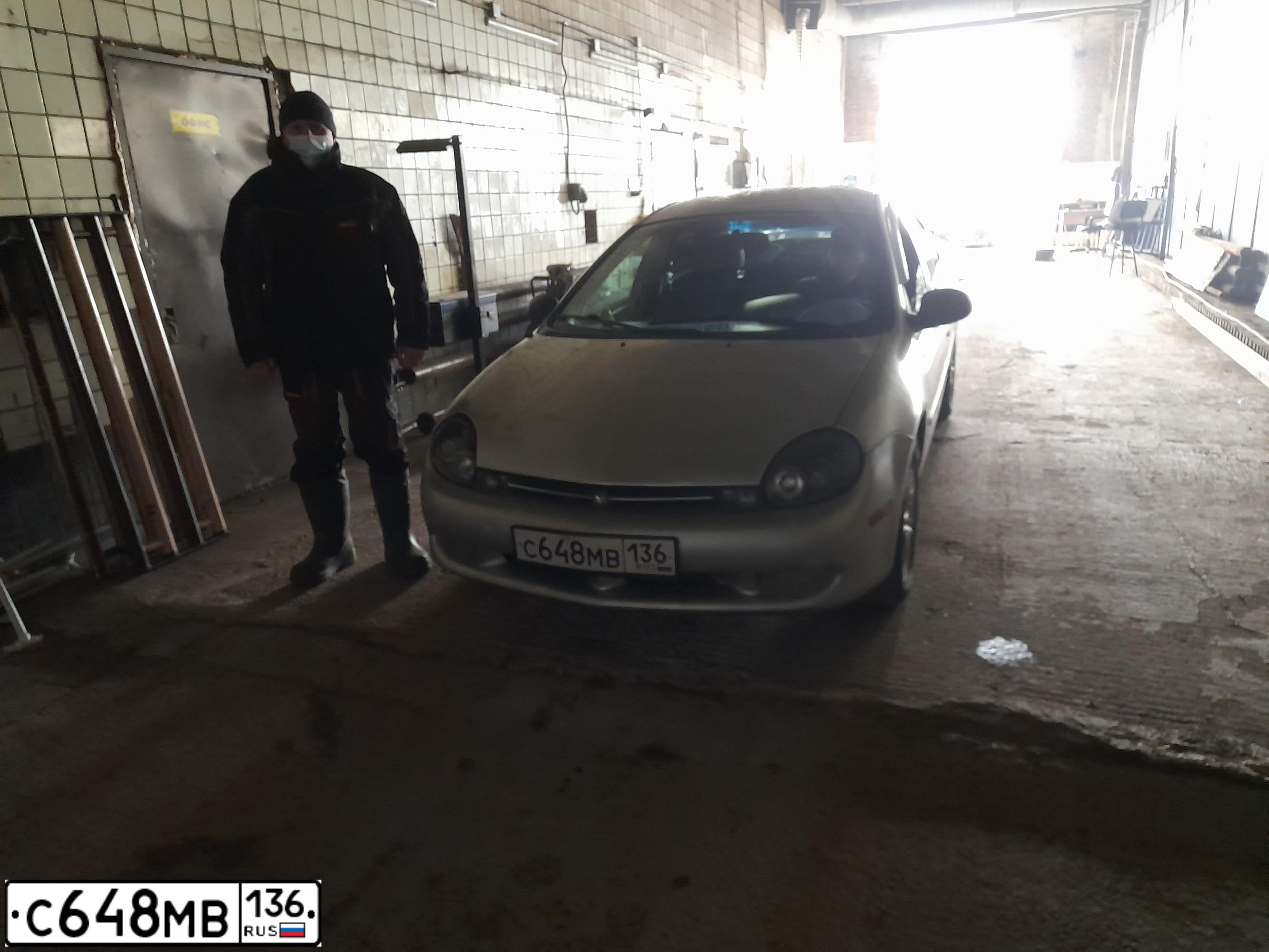 Фото автомобиля DODGE NEON, 2001 — госномер Е612ОА164. Цвет: Серебристый