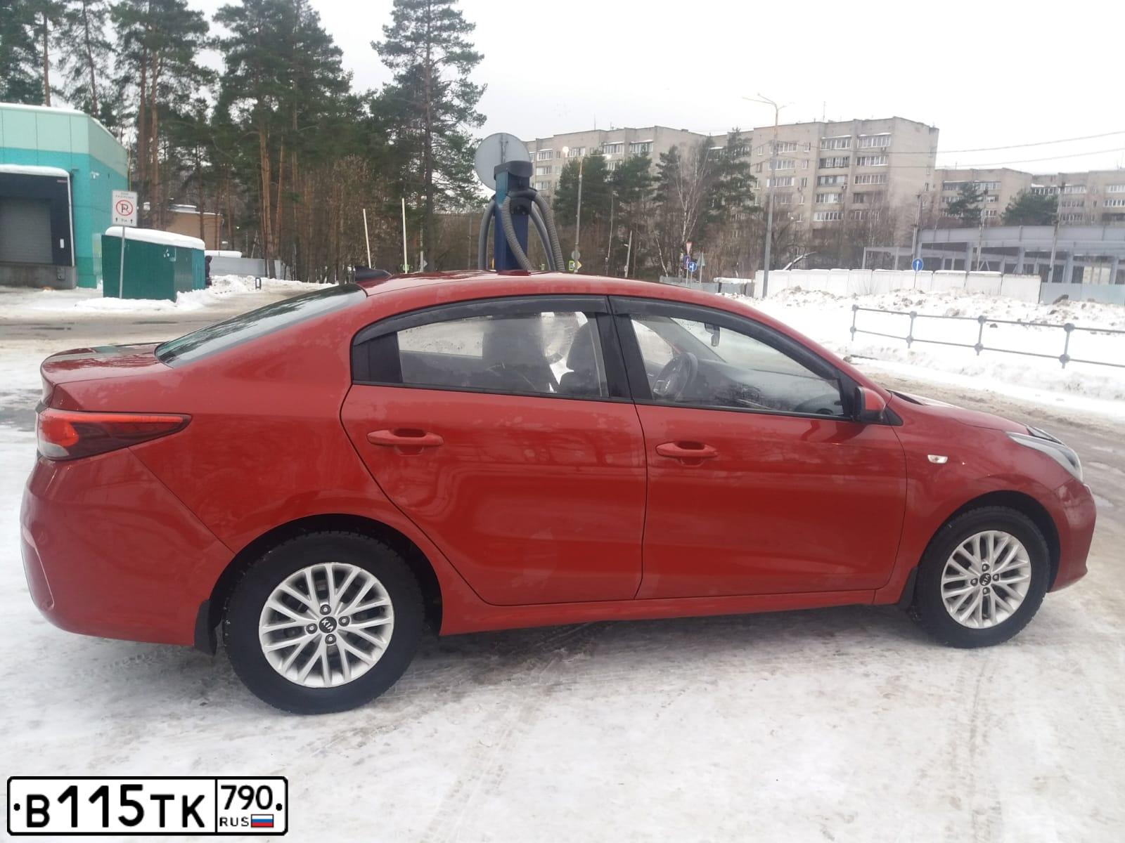 Фото автомобиля KIA RIO, 2018 — госномер В115ТК790. Цвет: Красный